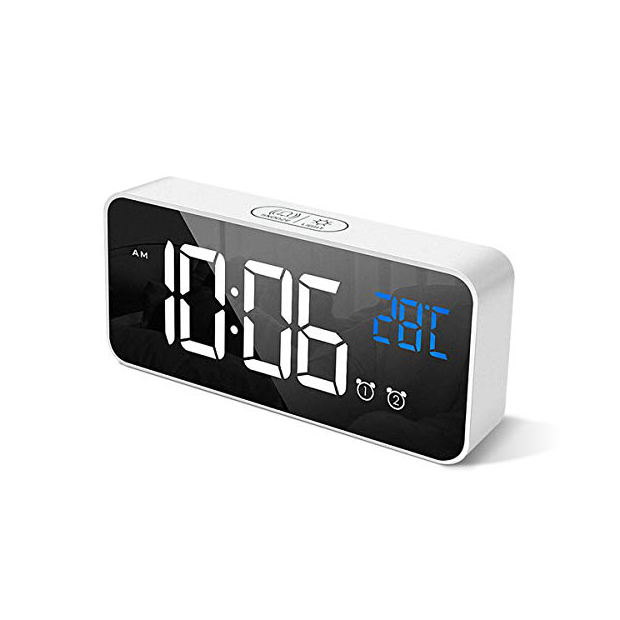 Reloj despertador, reloj digital, reloj de pared pequeño, funciona con  pilas, brillo LED ajustable de 3 niveles, modo nocturno tenue, 12/24 horas